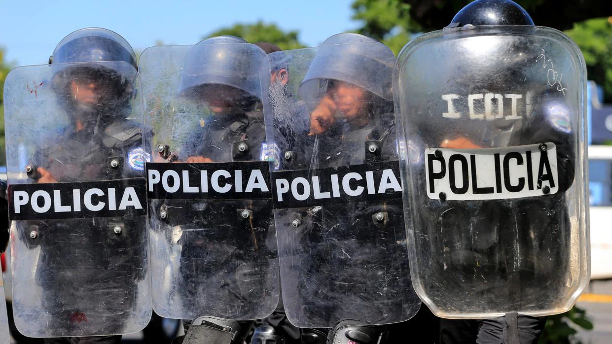 Oficiales de la policía antidisturbios montan guardia frente a la sede de la policía en Managua, Nicaragua