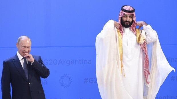 Putin desafía al G-20 con su efusivo saludo al Príncipe heredero saudí