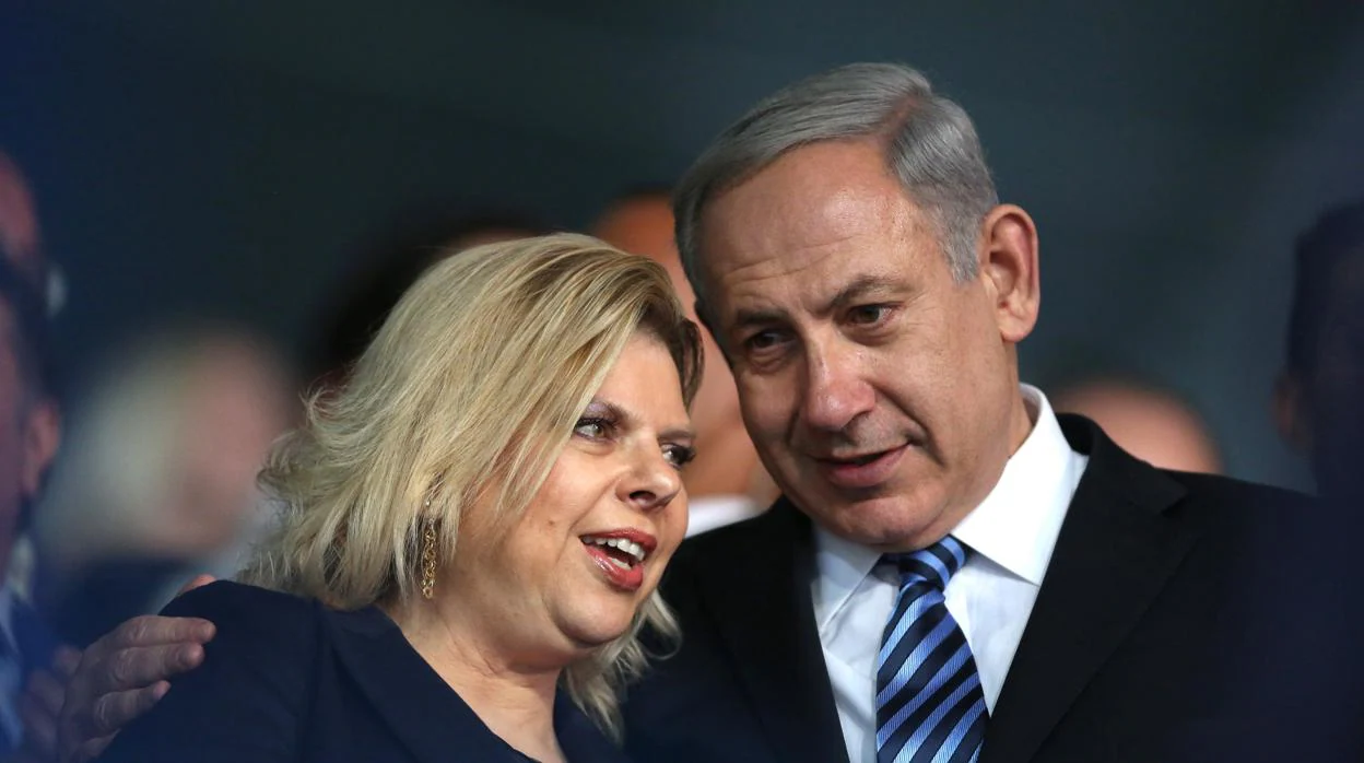 Sara Netanyahu (izda) junto a su esposo Benjamin Netanyahu, primer ministro de Israel
