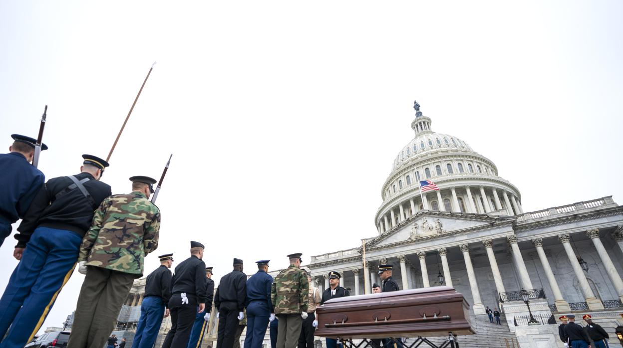 Llegada del féretro del expresidente George H. W. Bush ayer al capitolio