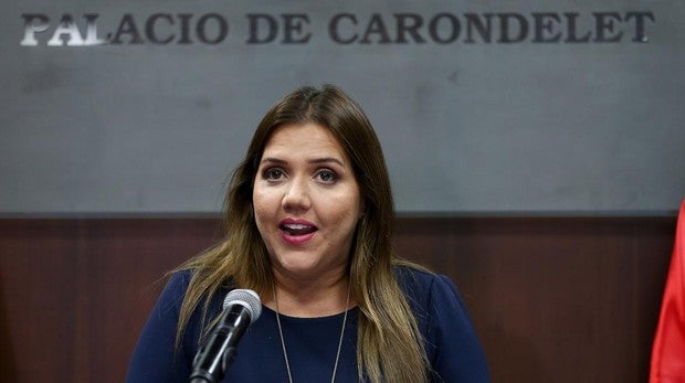 La vicepresidenta de Ecuador renuncia tras el escándalo por cobrar un porcentaje a sus empleados