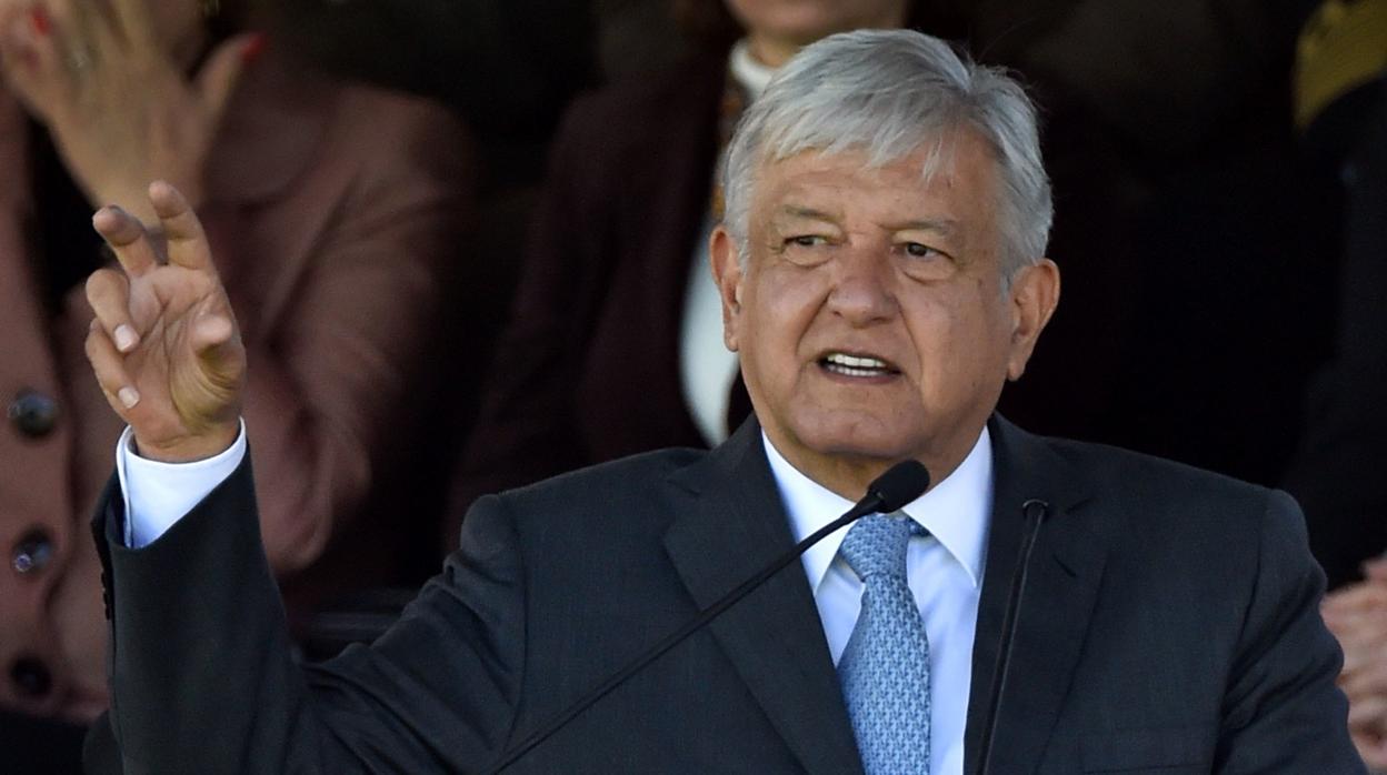 El nuevo presidente de México, Andrés Manuel López Obrador, da una conferencia de prensa en el Palacio Nacional