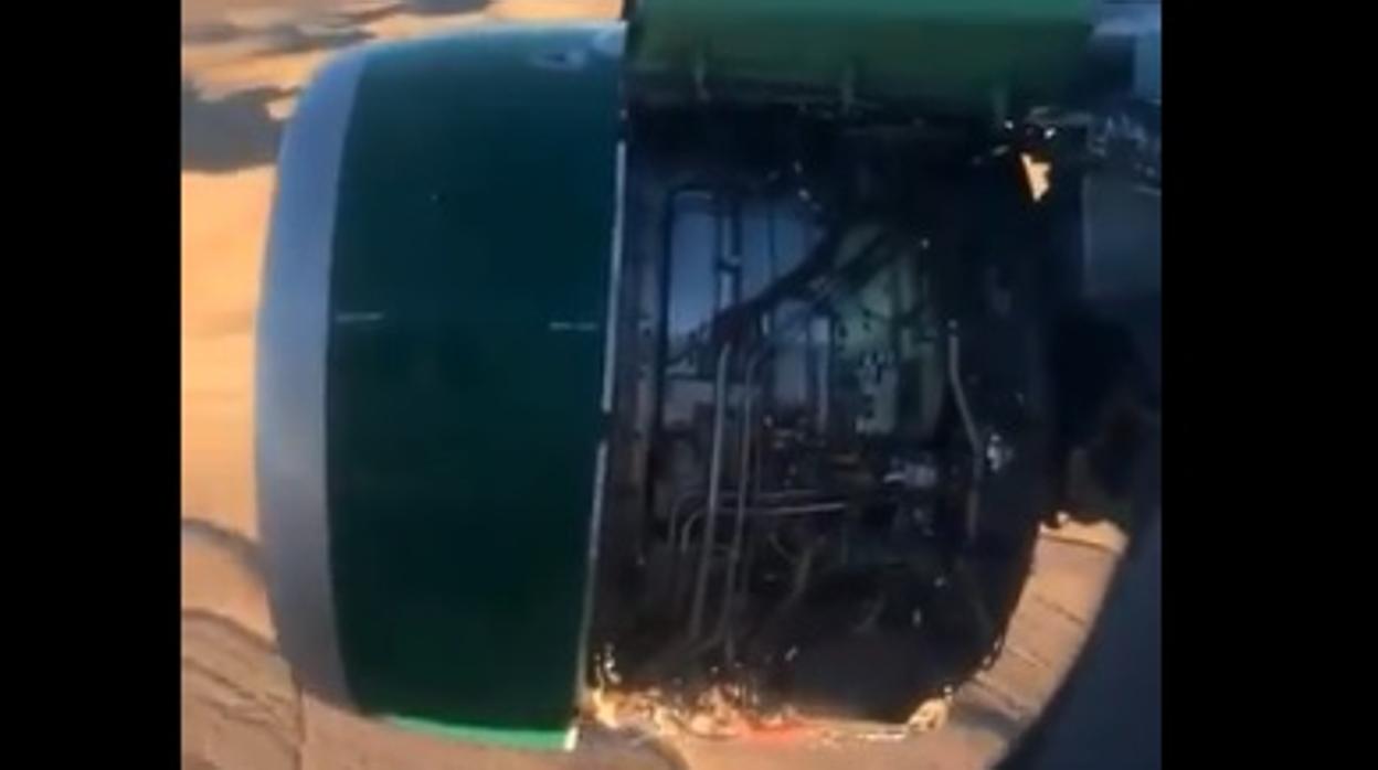 Varias piezas de un avión se desprenden en pleno vuelo, desatando el pánico de los pasajeros