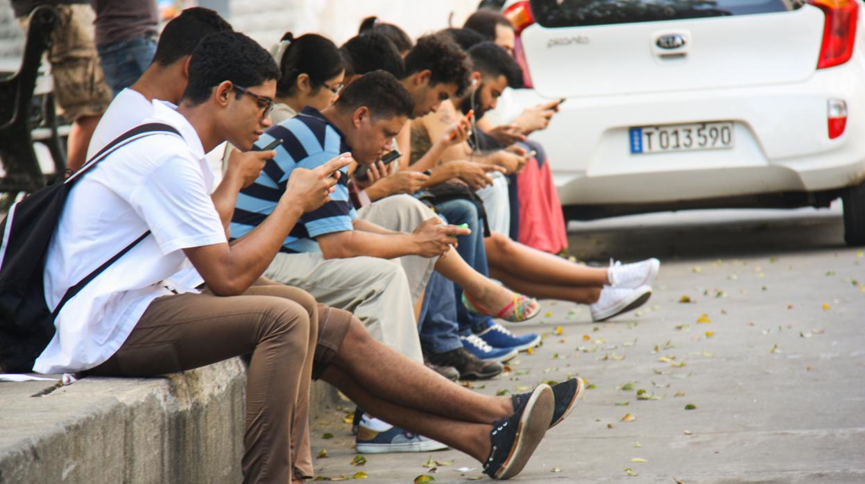Ciudadanos navegan por internet en uno de los puntos con acceso en La Habana, en una imagen de 2016