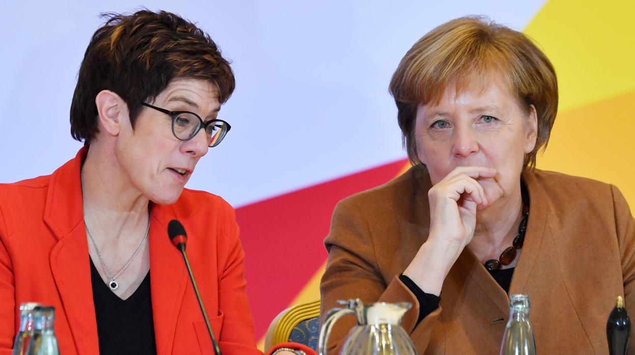 La canciller alemana y líder de la Unión Demócrata Cristiana (CDU), Angela Merkel (R), habla con la Secretaria General de la Unión Demócrata Cristiana (CDU), Annegret Kramp-Karrenbauer