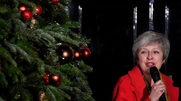 Theresa May usa la opción del «no Brexit» para presionar a los indecisos