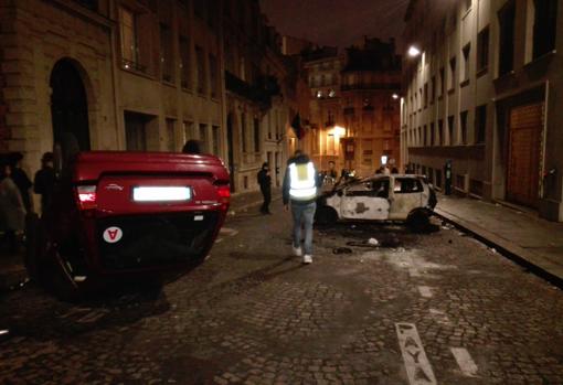 Coches quemados en la rue Euler, cerca de los Campos Elíseos