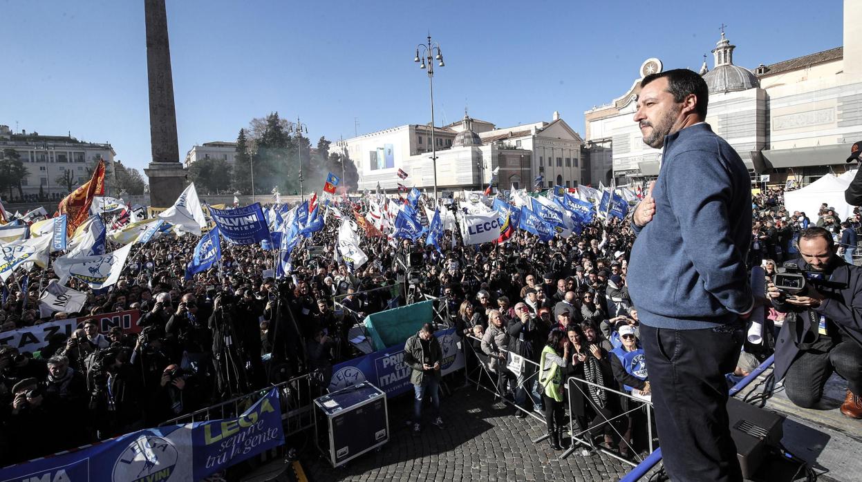 Salvini propone ante miles de fieles «una nueva comunidad europea»