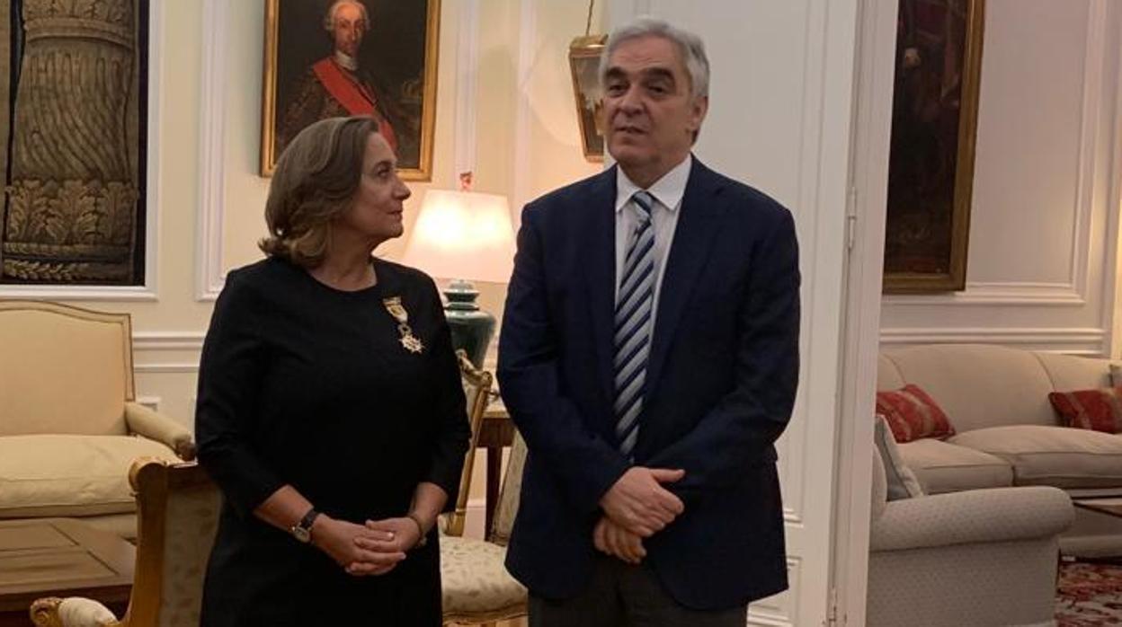 La periodista Carmen de Carlos junto al embajador de España en Argentina, Javier Sandomingo