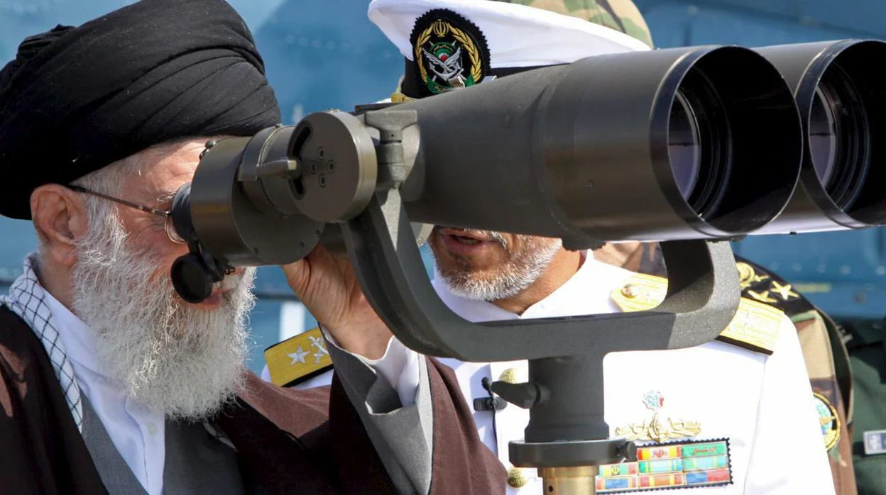 Jamenei, el líder supremo de Irán, mira por unos binoculares
