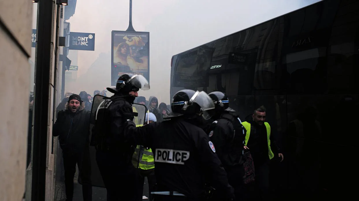 Enfrentamiento en Saint-Germain-des-Prés entre chalecos amarillos y antidisturbios