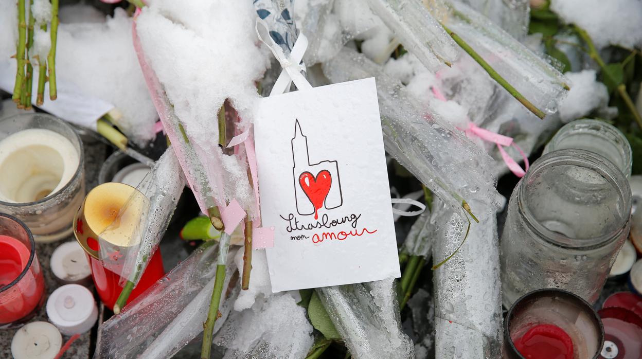 Altar improvisado en memoria de las víctimas del atentado en Estrasburgo