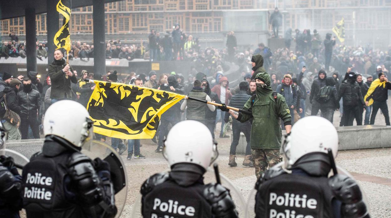 Manifestantes se enfrentan a la policía belga en Bruselas