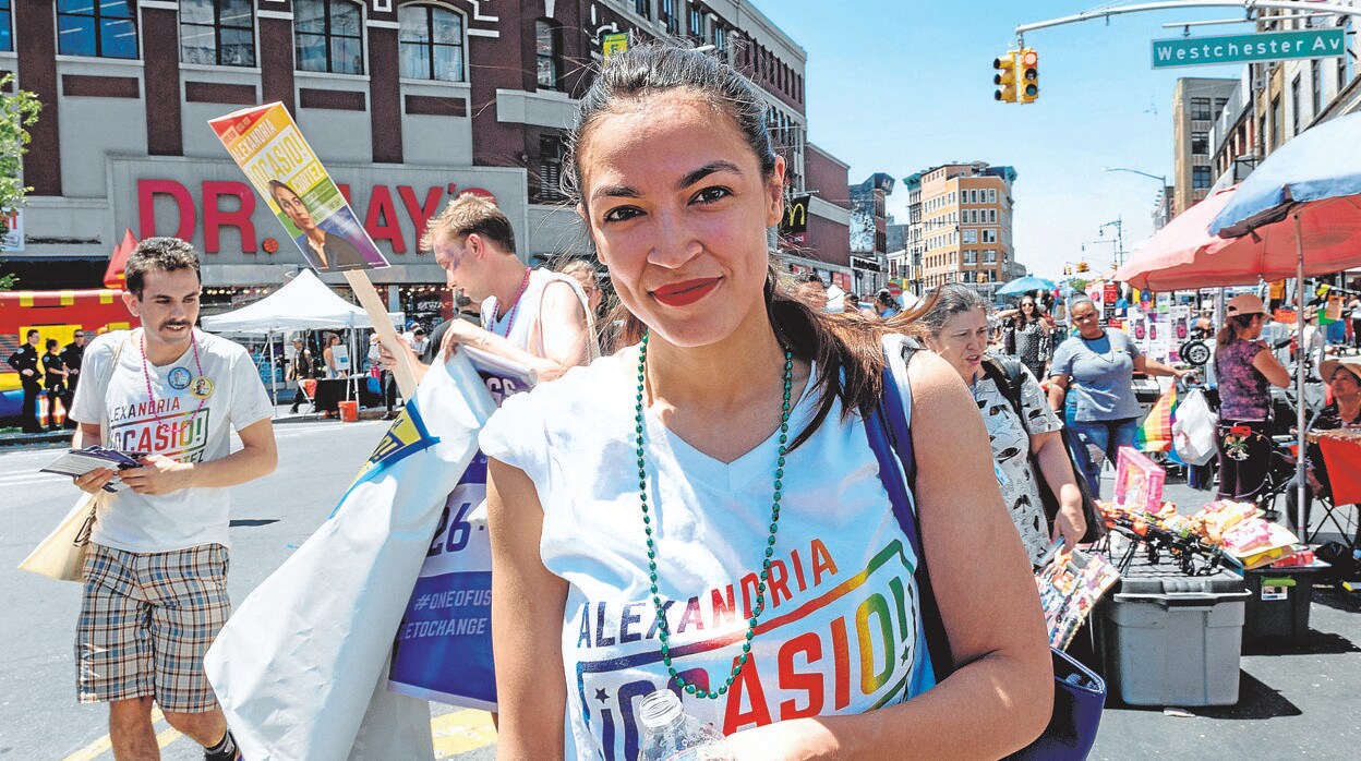 Alexandria Ocasio-Cortez, en la marcha por el orgullo gay en el barrio del Bronx de Nueva York