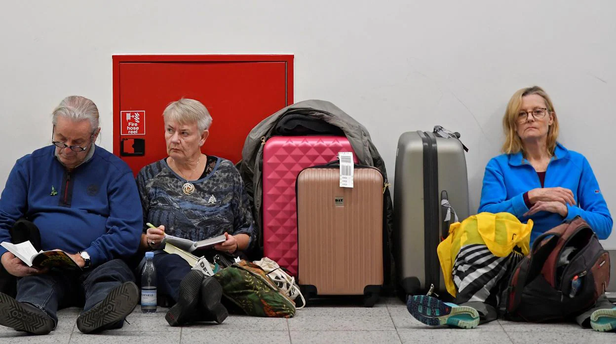 Pasajeros esperan en el aeropuerto de Gatwick tras la cancelación de los vuelos