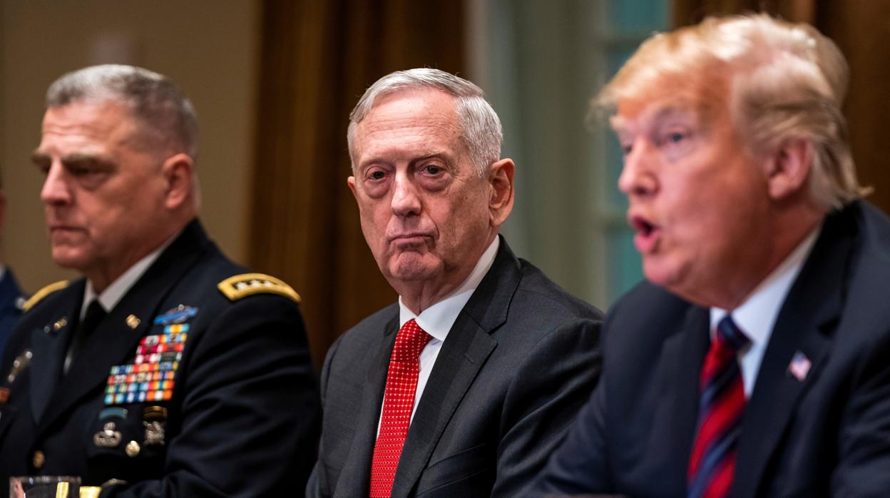 James Mattis escucha a Donald Trump