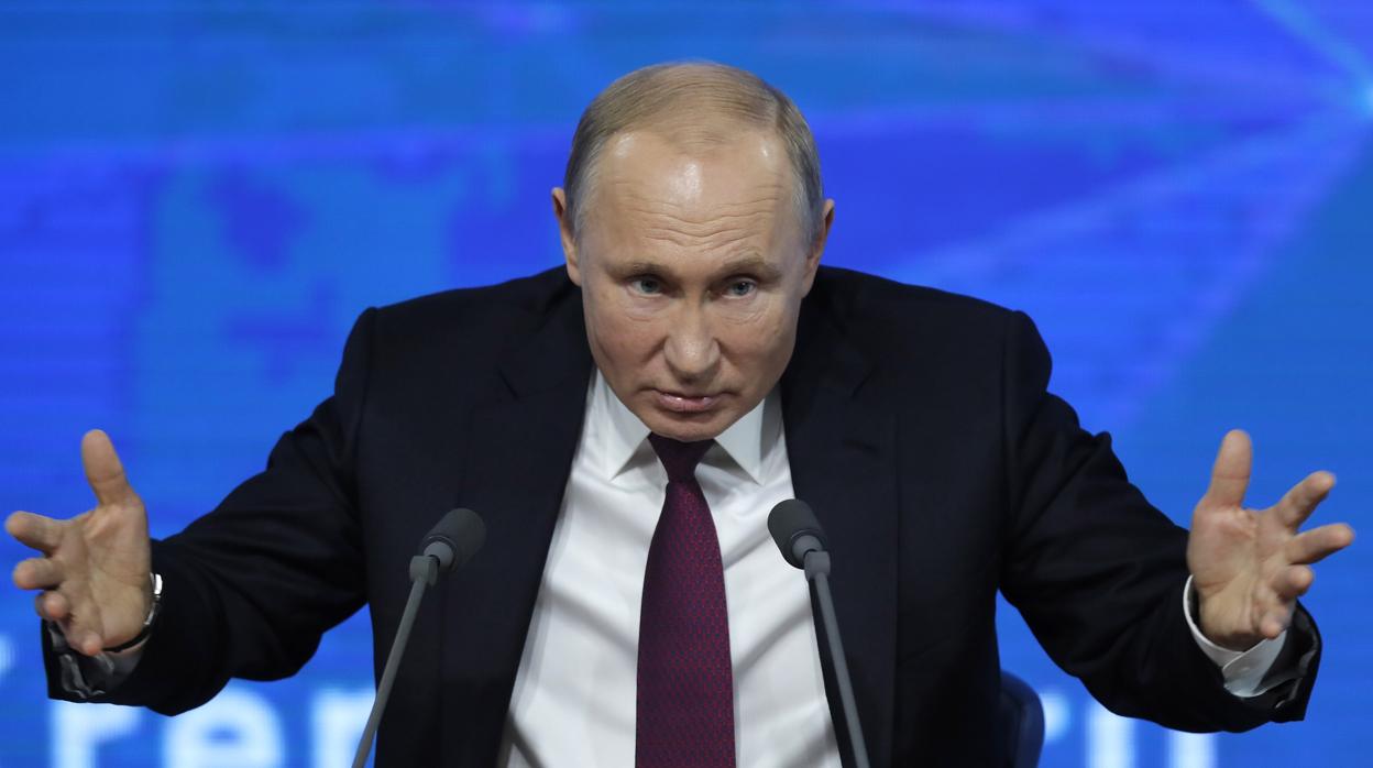 El presidente ruso, Vladímir Putin, responde a una de las preguntas, durante su tradicional rueda de prensa de antes de fin de año con periodistas rusos y extranjeros