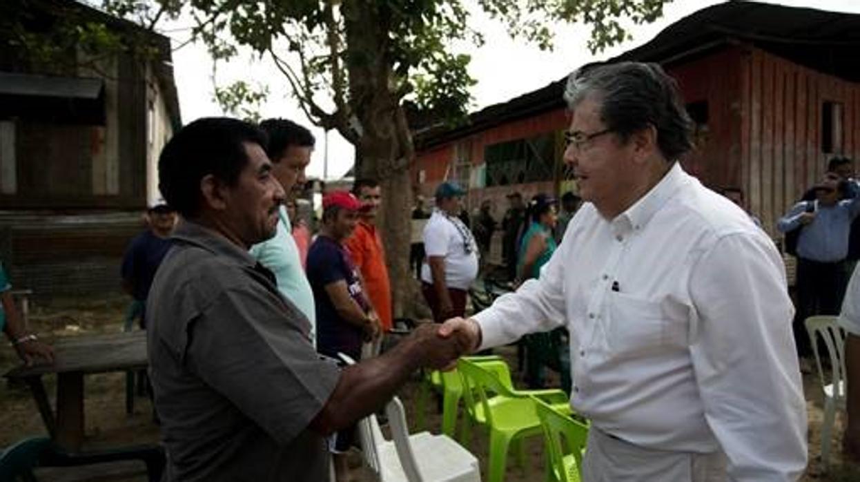 Trujillo saluda a un inmigrante en la frontera con Venezuela, donde se realizó la entrevista