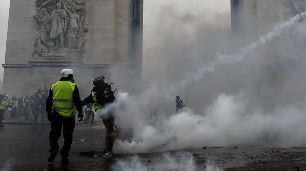 Unos chalecos amarillos insultan a una anciana judía en París: «¡Las cámaras de gas no existieron!»