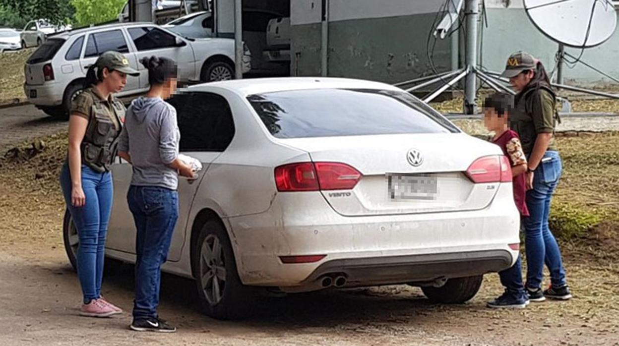 La mujer liberada y su hijo, con el rostro pixelado, suben a un coche