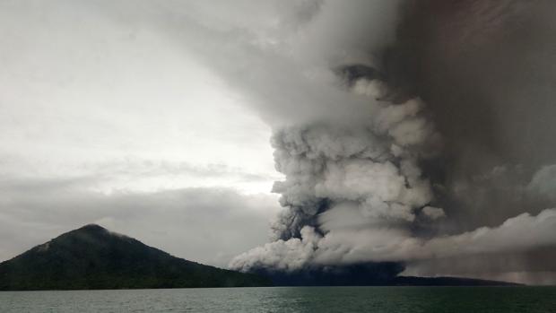 Indonesia eleva la alerta por el volcán que provocó un tsunami y desvía todos los vuelos en la zona