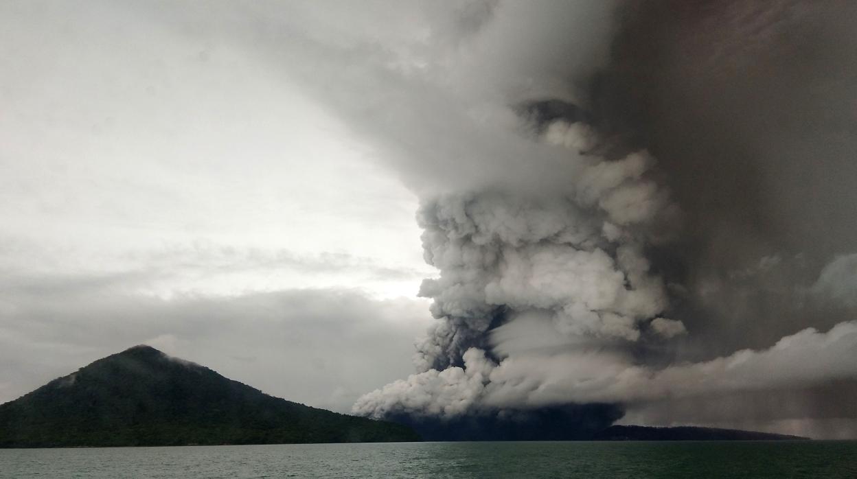 La erupción del volcán Anak Krakatoa despide columnas de humo
