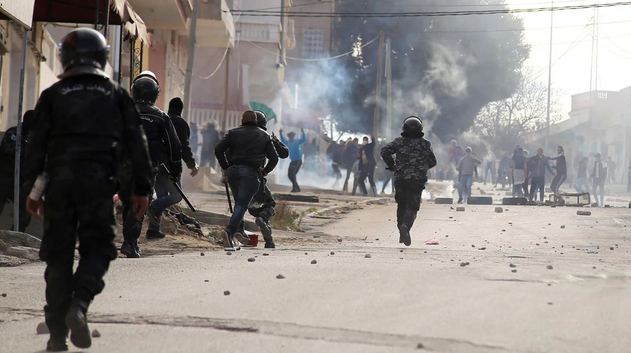 Policías y manifestantes se enfrentan en las protestas en Kasserine