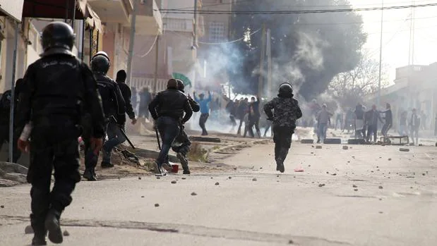 Una decena de detenidos en la ola de protestas tras una nueva inmolación en Túnez