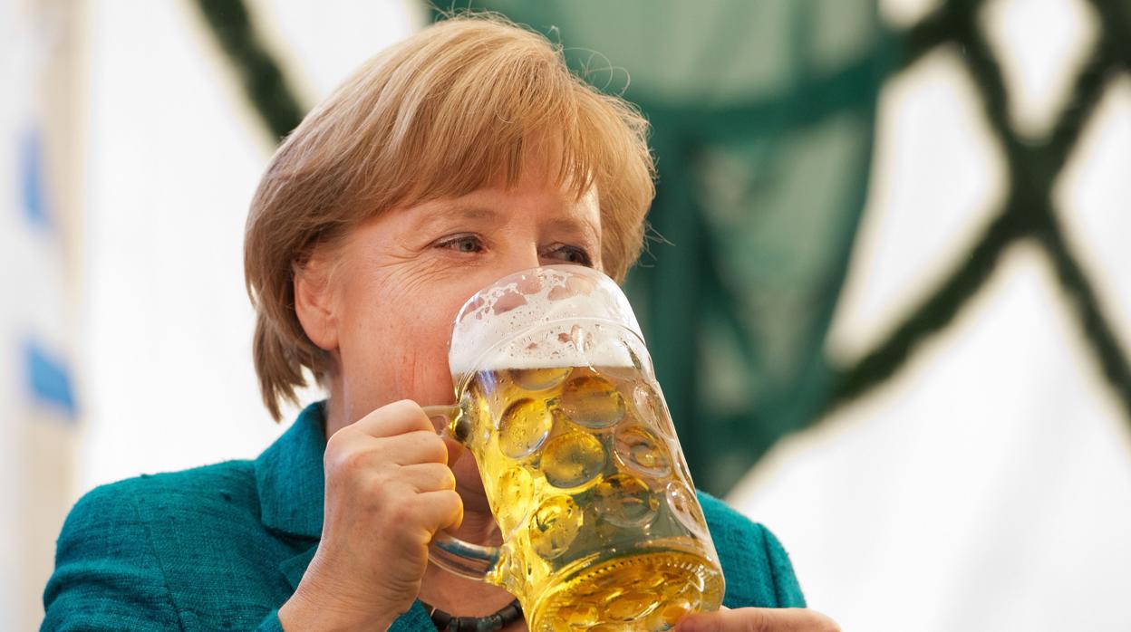 La canciller alemana Angela Merkel bebe una refrescante cerveza en una foto de archivo