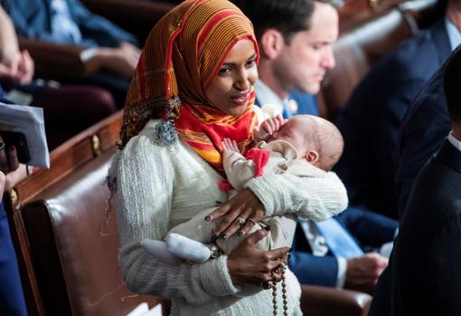 Ilhan Omar, con su hijo en brazos este jueves antes de comenzar el 116 Congreso estadounidense en el Capitolio