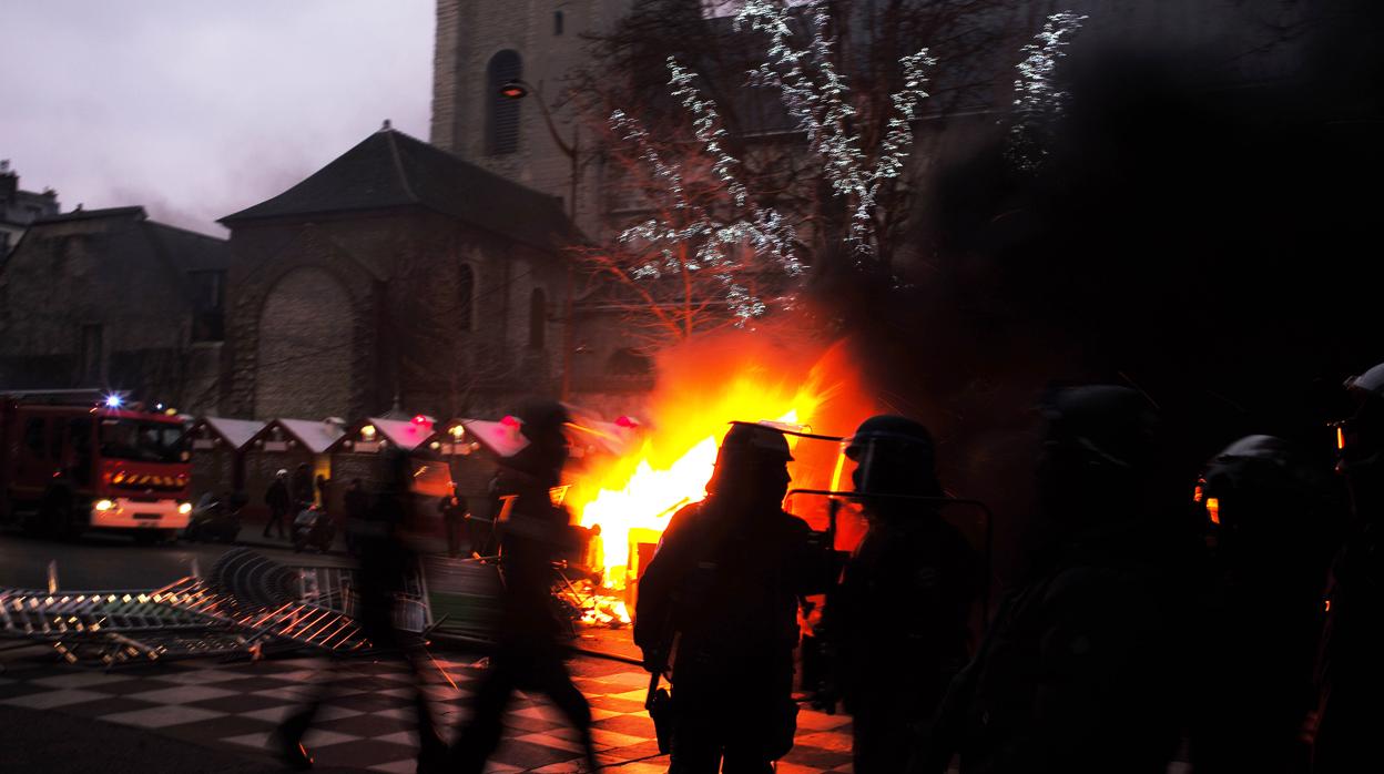 Fuego junto a la iglesia de Saint-Germain-des-Prés