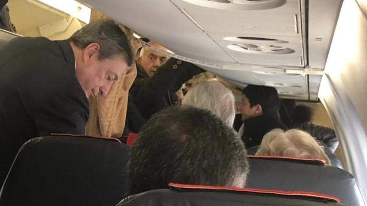 Mario Draghi se acomoda entre el pasaje de la clase turista para un vuelo