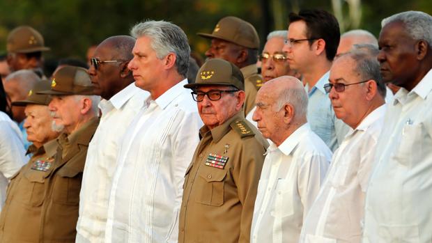 El Ejército cubano impone un primer ministro para debilitar a Díaz-Canel