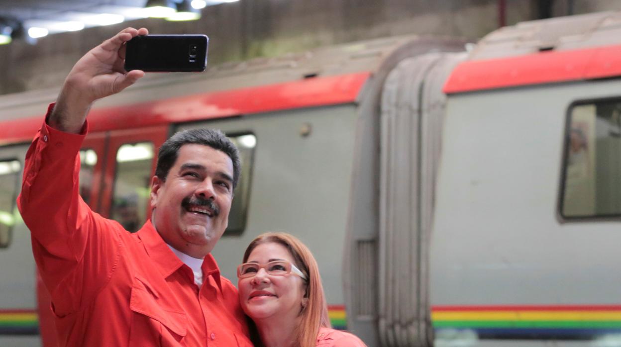 Maduro junto a su esposa