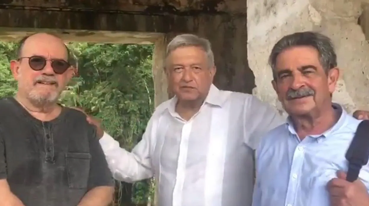 López Obrador, flanqueado por Silvio Rodríguez y Miguel Ángel Revila en Palenque (Chiapas)