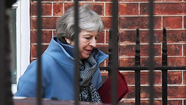 Severa derrota de May en el Parlamento, que toma las riendas del Brexit