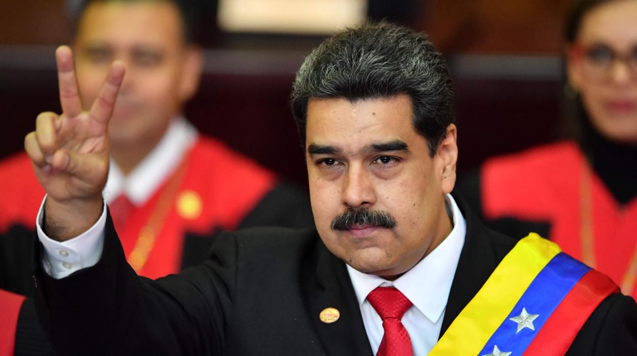 Nicolás Maduro hace la signo de la victoria en la inauguración ilegítima de su segundo mandato