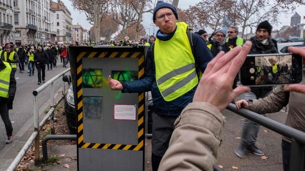 Los chalecos amarillos han destruido el 60% de los radares de carretera de Francia