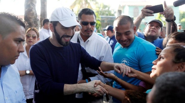 Nayib Bukele ganaría la presidencia de El Salvador en la primera vuelta, según las encuestas