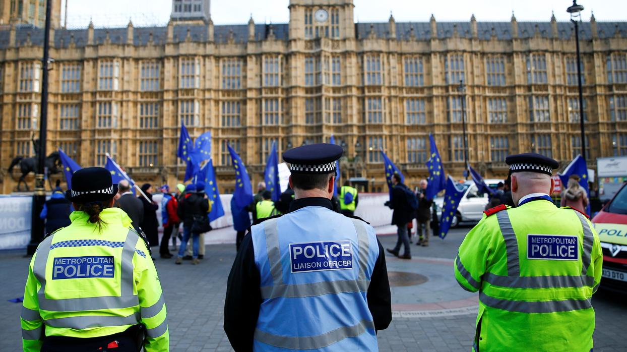 La policía británica recomienda a los comercios que redoblen su seguridad por miedo a un Brexit duro