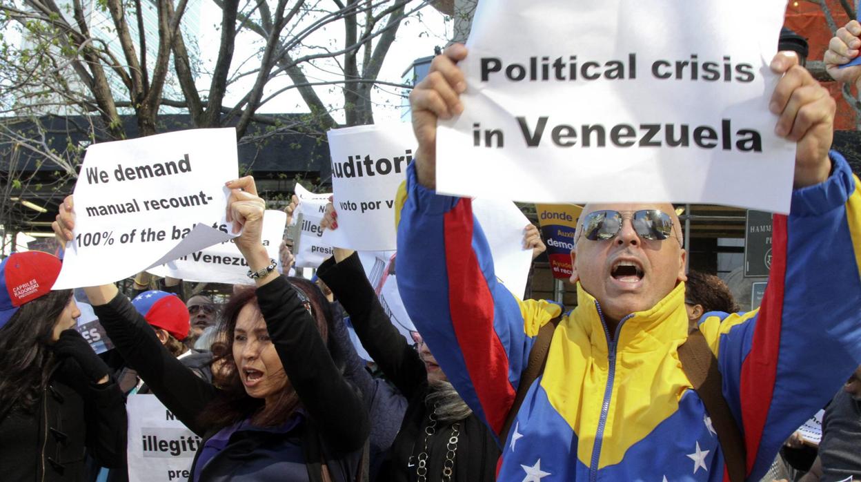 Venezolanos en una protesta en Nueva York