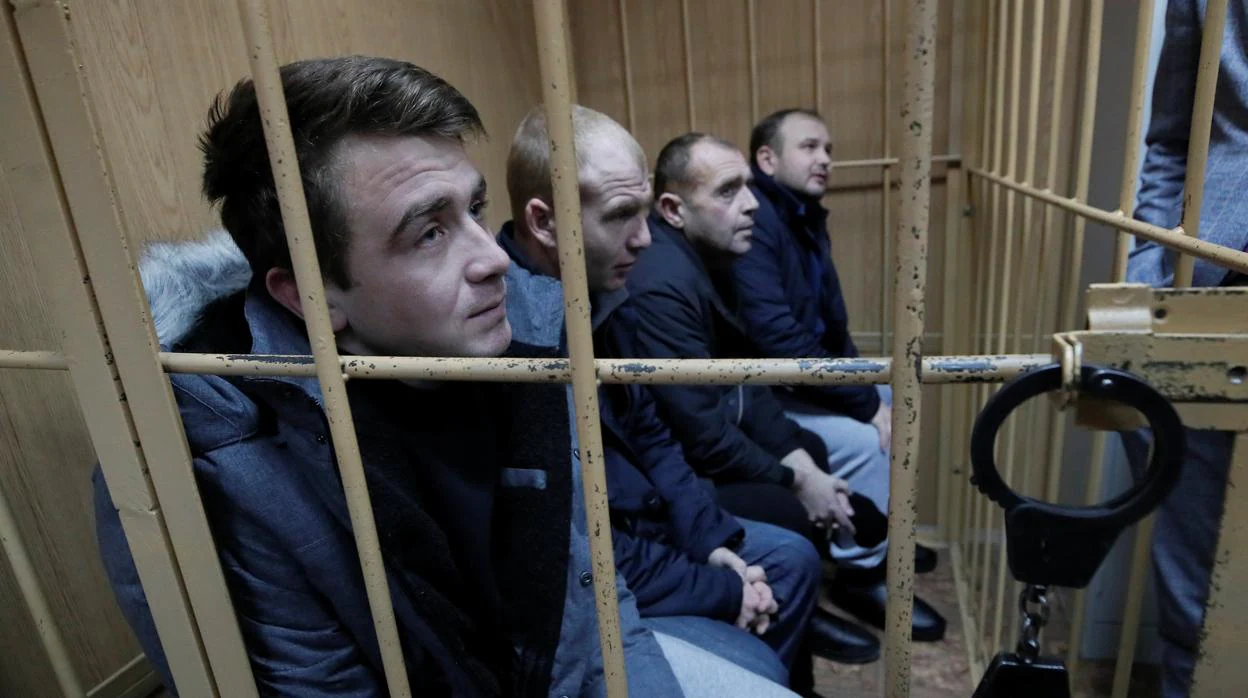 Los marineros ucranianos detenidos esperan en una celda la vista en la Corte de Justicia de Moscú