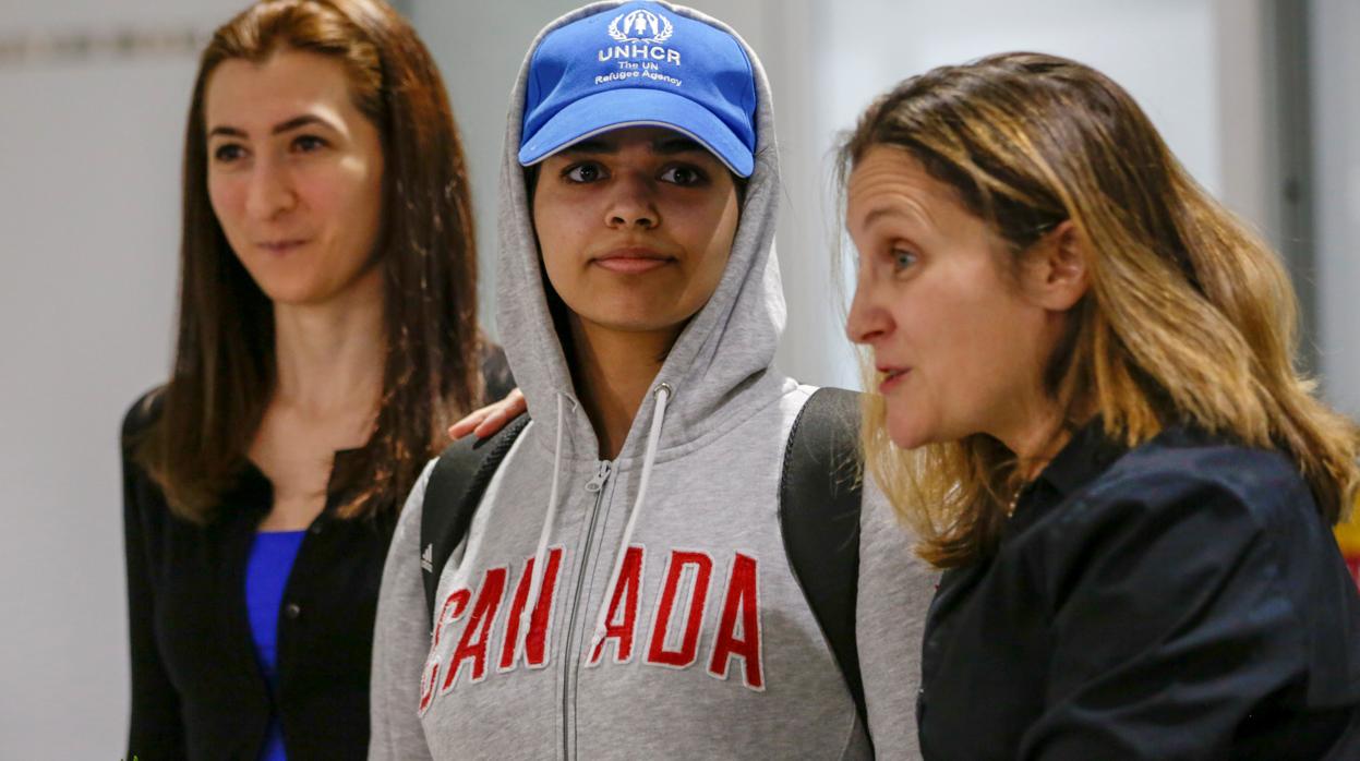 Rahaf Mohammed al-Qunun, acompañado por la ministra de Relaciones Exteriores de Canadá, Chryistia Freeland, llega al aeropuerto Internacional Toronto