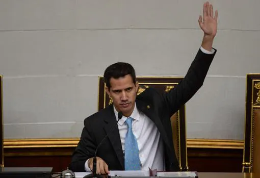 El Parlamento opositor aprueba una ley de amnistía para militares que se subleven contra Maduro