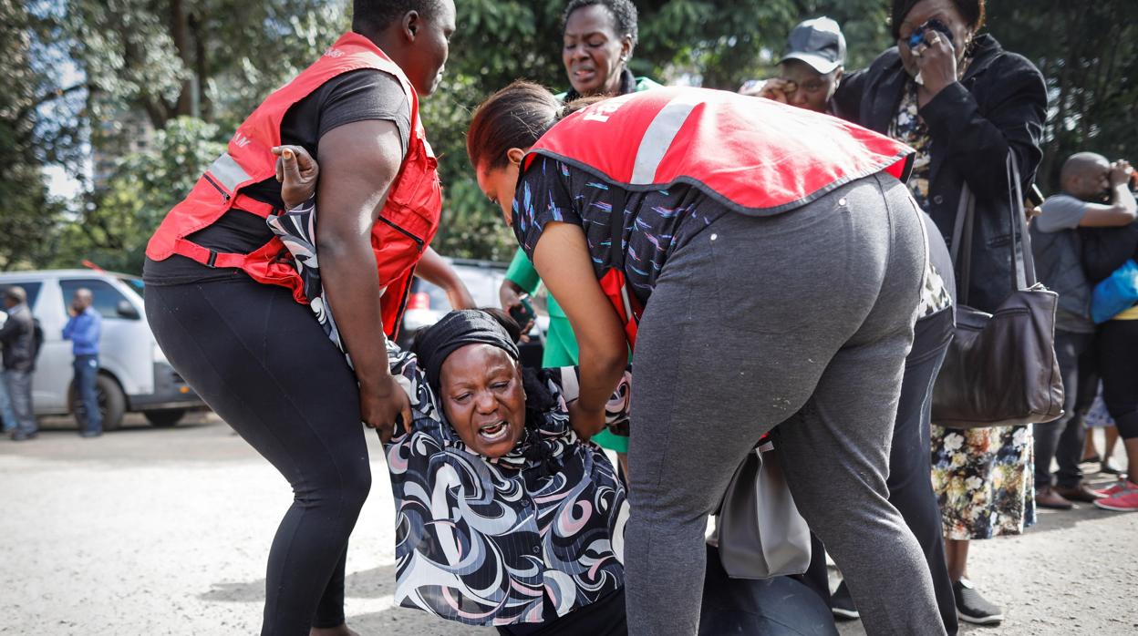 Dieciséis kenianos, un americano y un británico, entre las 21 víctimas del atentado de Nairobi