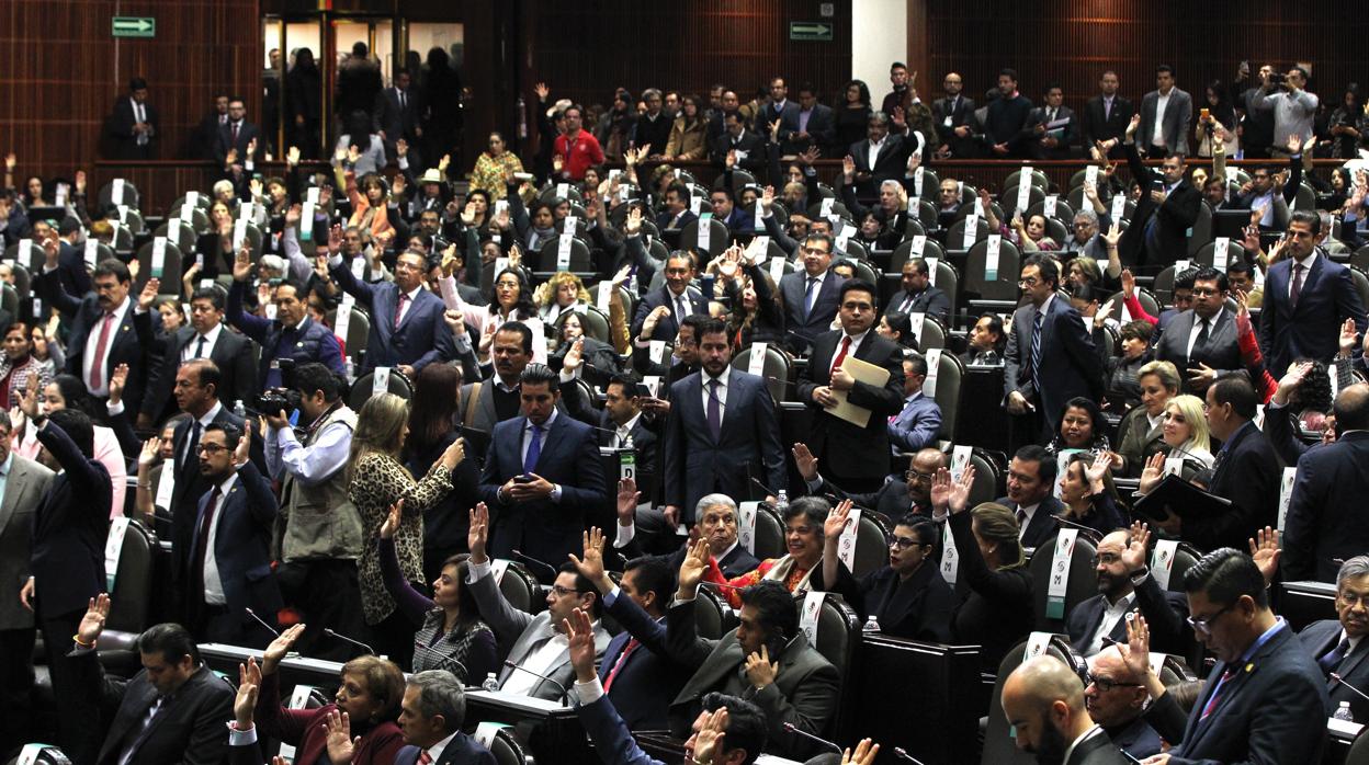 Diputados mexicano participan en la apertura de un periodo extraordinario de seiones