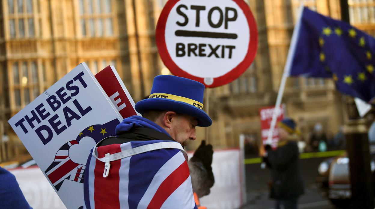 Un manifestante que no está de acuerdo con el Brexit camina fuera de las Casas del Parlamento en Londres