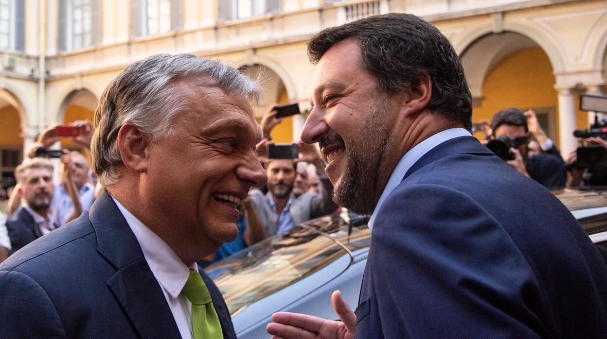 El ministro del Interior de Italia, Matteo Salvini, abraza al primer ministro de Hungría, Viktor Orban