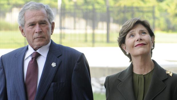 George W. Bush entrega pizzas a sus empleados en solidaridad con el cierre del Gobierno