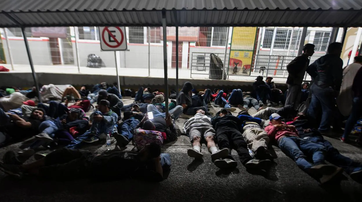 Inmigrantes de Honduras descansan en la Ciudad Hidalgo, tras cruzar la frontera de Guatemala con México